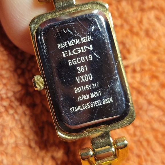 QLadies Elgin Gold Tone Rhinestone Bangle Watch new battery. - Picture 7 of 10